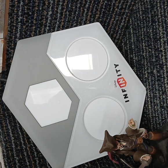 HUGE LOT OF 32 Disney Infinity 1.0 2.0 Figures and crytals - Picture 11 of 11